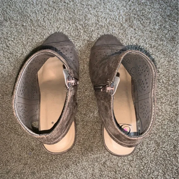 NWOT Women’s Brown Zip Up Heels - Size 6.5 - Picture 5 of 6